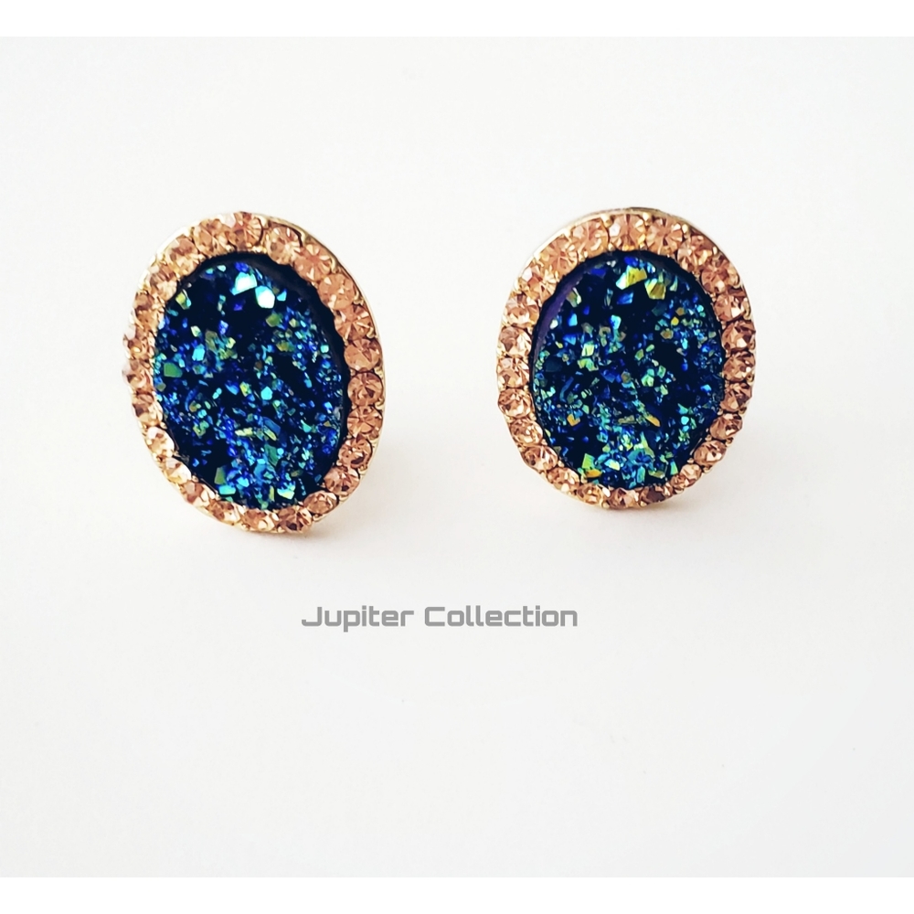 Sparkling Blue Clamshell earrings